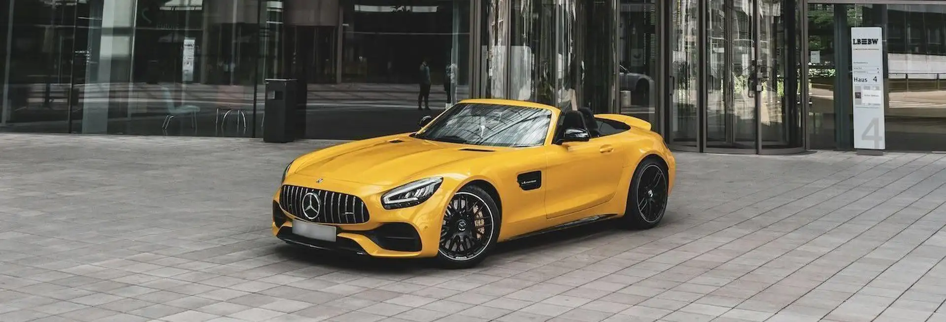 Ein gelber Mercedes AMG GT in der Frontansicht.